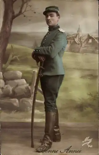 Ak Chavannes sur l'Étang Schaffnatt am Weiher Elsass Haut Rhin, Soldat mit Säbel posiert vor e...