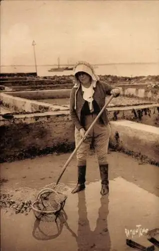 Ak La Rochelle Charente Maritime, Eine Austernfischerin bei der Arbeit