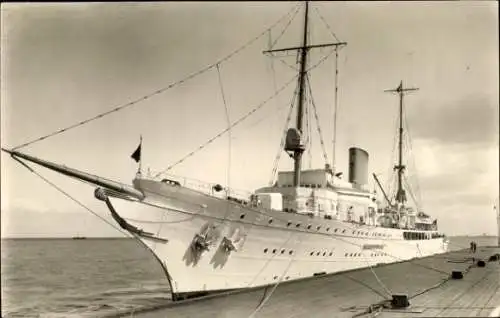 Ak Sassnitz auf Rügen, Das Bild zeigt ein schwarz-weiß Foto eines Schiffes, das an einem Pier ...