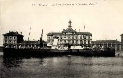 Ak Calais Pas de Calais, Bahnhof und Hafenanlage mit Schiff in Calais.