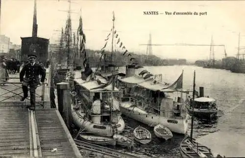 Ak Nantes Loire Atlantique, Blick auf den Hafen von Nantes mit Schiffen und Personen auf einer...