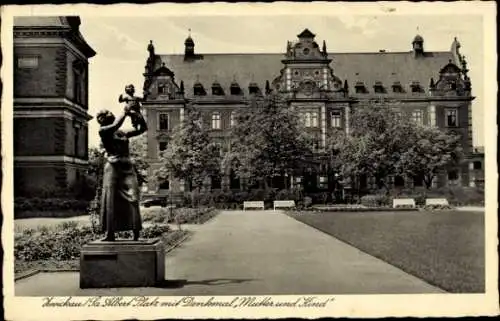 Ak Zwickau in Sachsen, Albert Platz mit Mutter und Kind Denkmal