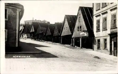 Ak Międzylesie Mittelwalde Schlesien, Schmaler Weg, Häuser mit Satteldach, historische Archite...