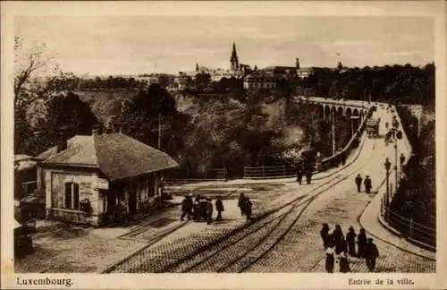 Ak Luxemburg Luxembourg, Stadtansicht, Viadukt, Menschen auf Straße