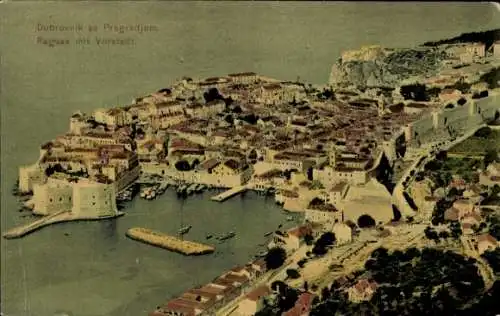 Ak Dubrovnik Kroatien, Luftaufnahme von  Stadtmauern, Hafen, Gebäude