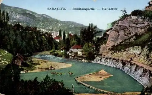 Ak Sarajevo Bosnien Herzegowina, Blick auf Fluss, Häuser, Berge, grüne Landschaft, Postkarte