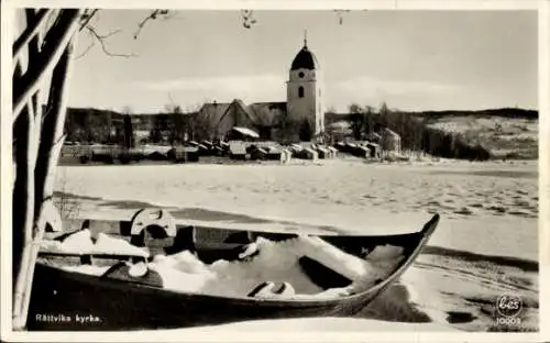 Ak Rättvik Schweden, Rättviks kyrka, Boot im Schnee, Winterlandschaft, Kirche, Berge im Hinter...