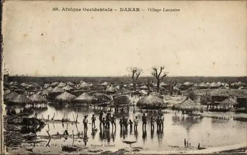 Ak Dakar Senegal, Dorfansicht, Wasserlandschaft, Strohhütten, Menschen im Wasser