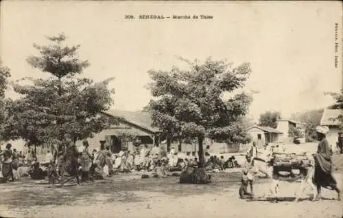 Ak Thies Senegal, Markt Szene, Personen, Bäume, Gebäude, Afrika, traditionell