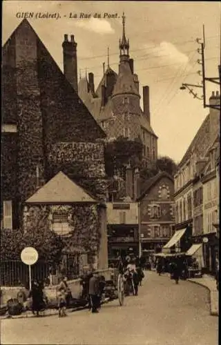 Ak Gien Loiret, Straße mit alten Gebäuden, Pferdewagen, Blick auf Turm