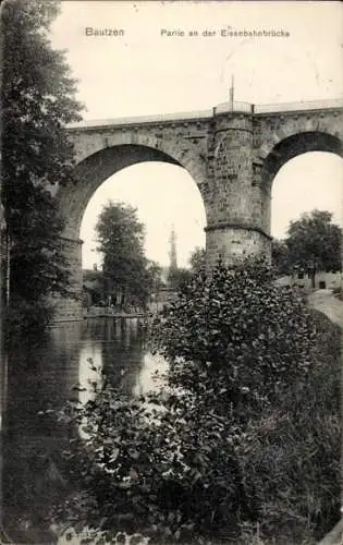 Ak Bautzen in der Oberlausitz, Eisenbahnbrücke, Wasseransicht, Bäume