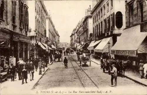 Ak Tours Indre et Loire, Straße mit Geschäften, Pferdewagen, Menschen, alte Architektur