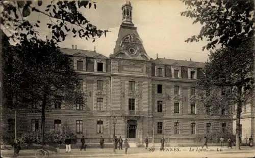 Ak Rennes Ille et Vilaine, Le Lycée,  Architektur, Bäume, Fußgänger, sehr alte 