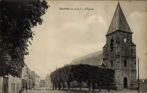Ak Trappes Yvelines, Kirche, Alte Steine, Uhrturm, Bäume, Straßenansicht