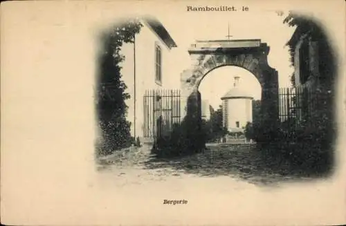 Ak Rambouillet Yvelines, Torbogen, Rundbau, gepflasterter Weg, Bergerie