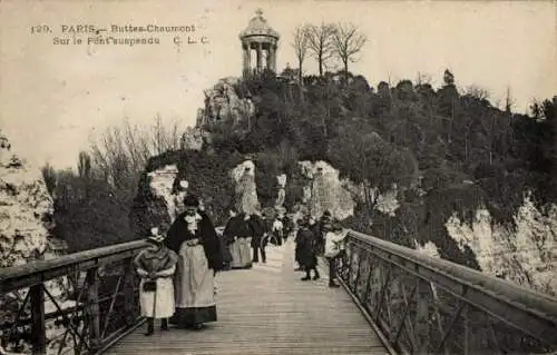 Ak Paris XIX Buttes Chaumont, Sur le Pont suspendu