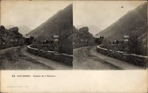 Ak Cauterets Hautes Pyrénées , Landschaftsaufnahme, Straße, Gebirge, Holzhäuser