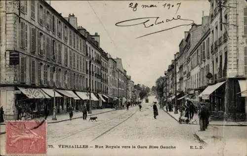 Ak Versailles Yvelines, Vorderansicht einer Straße, zahlreiche Gebäude, Paketkutsche, angedeutete