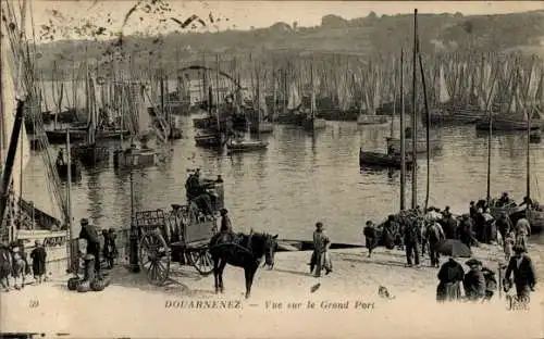 Ak Douarnenez Finistère, Hafenansicht, Segelboote, Menschenmenge,  
