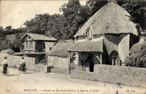 Ak Morlaix Finistère, Zwei Radfahrer, strohgedeckte Häuser, ländliche Umgebung