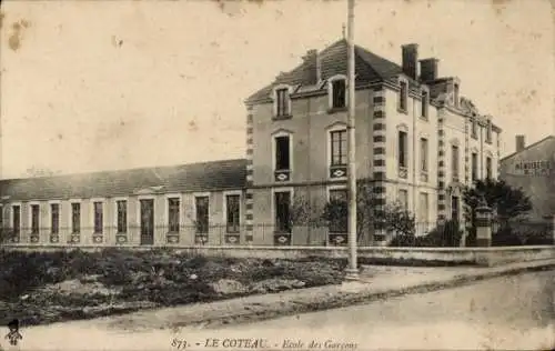 Ak Le Coteau Loire, Ecole des Garçons, s Gebäude, Straße, späteres Jahrhundert