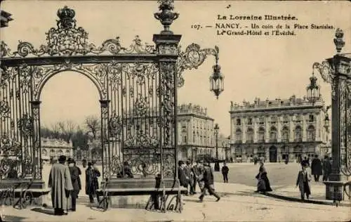 Ak Nancy Meurthe et Moselle, Vorderseite zeigt die Place Stanislas, Grand-Hotel, Évêché, Menschen