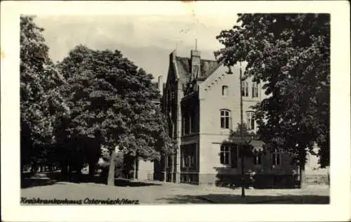 Ak Osterwieck am Harz, Kreiskrankenhaus, Gebäude im Park, Bäume, Schwarz-Weiß-Foto