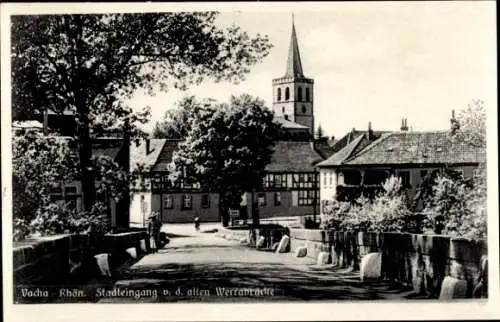 Ak Vacha in der Rhön Thüringen, Stadteingang zur alten Werrabrücke, ist abgebildet, Häuser, Kirch