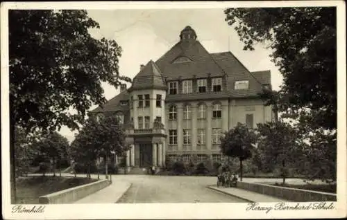 Ak Römhild in Thüringen, Herzog Bernhard Schule, s Gebäude, Bäume, Straßenansicht