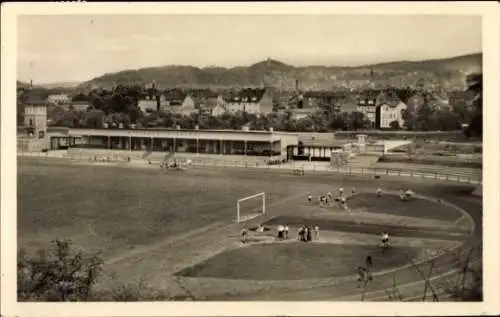 Ak Lutherstadt Eisenach in Thüringen, Sportplatz, Fußballspiel, Gebäude im Hintergrund, Landschaf