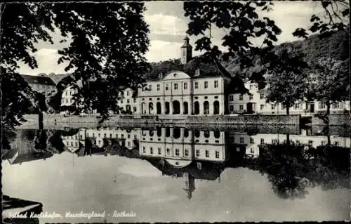 Ak Bad Karlshafen an der Weser, Rathaus, Spiegelung im Wasser, Bäume im Vordergrund