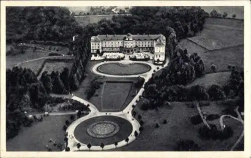 Ak Pömbsen Bad Driburg in Westfalen, Bad Hermannsborn, Luftaufnahme des Heilbades, große Gartenan