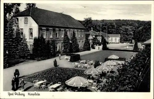 Ak Bad Driburg in Westfalen, Kurpark,  Gebäude, Gartenlandschaft, Tische und Stühle