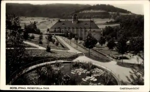 Ak Probstzella in Thüringen, Hotel Itting, Gartenansicht, Landschaft mit Bäumen und Weg
