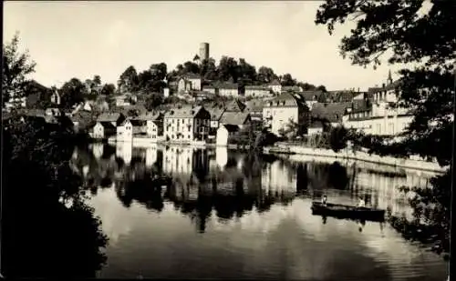 Ak Bad Lobenstein in Thüringen, Panoramablick auf  Häuser am Fluss, Boot auf dem Wasser