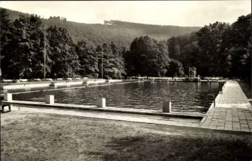 Ak Schwarzburg in Thüringen, Schwimmbad mit Wasserfläche, Umrandung, Bäume im Hintergrund