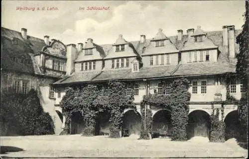 Ak Weilburg an der Lahn Hessen, Vorderansicht des Schlosses, Gebäude mit Arkaden und grüner Bepfl