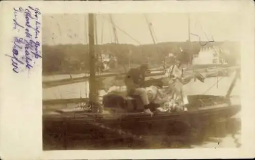 Ak Berlin Zehlendorf Wannsee, Schiff auf dem Wasser, ein Mann und eine Frau, unscharfe Fotografie