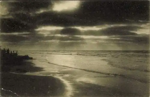 Ak Nordseebad Juist in Ostfriesland, Strandansicht, Wellen, bewölkter Himmel, Silhouetten von Men
