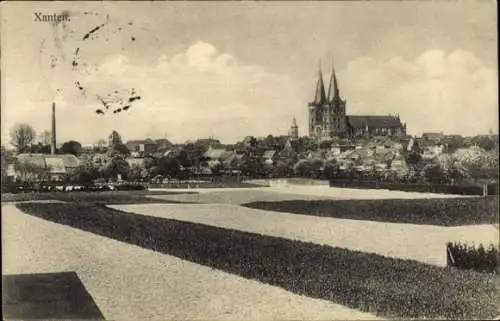 Ak Xanten am Niederrhein, Stadtansicht mit Kirche, Wiese, Bäume,  