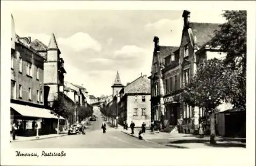 Ak Ilmenau in Thüringen, Straße mit Häusern, Bäume, ältere Autos,  Architektur, Poststraße