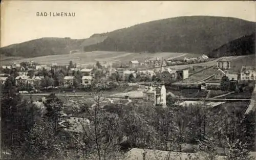 Ak Ilmenau in Thüringen, Aussicht auf  Gebäude, grüne Landschaft, Berge