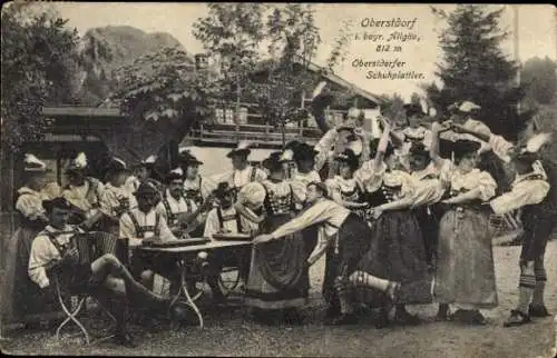 Ak Oberstdorf im Oberallgäu, Traditionelle Tracht, Musikanten, Schuhplattler-Tanz, Alpenpanorama