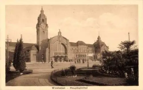Ak Wiesbaden in Hessen, Hauptbahnhof,  Architektur, Palmengarten, Spaziergänger