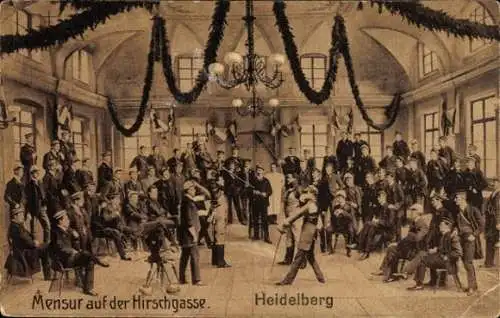 Ak Heidelberg am Neckar, Mensur auf der Hirschgasse, zahlreiche Männer in traditioneller Kleidung