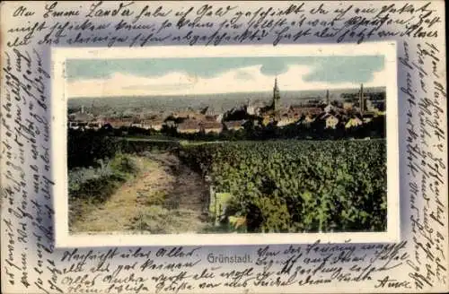 Ak Grünstadt an der Weinstraße Pfalz, Stadtansicht, Weinberge, Himmel mit Wolken, postkartenartig