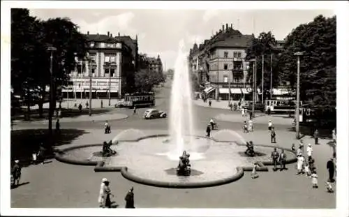 Ak Mannheim in Baden, Brunnen mit Wasserfontäne, Straßenansicht, Menschen, Gebäude