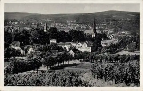 Ak Bad Dürkheim an der Weinstraße Pfalz, Stadtansicht, Weinberge, Kirchen, n Gebäude