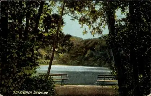 Ak Malente in Ostholstein, Blick auf den kleinen Ukleisee, Bäume, Bänke, entspannende Atmosphäre