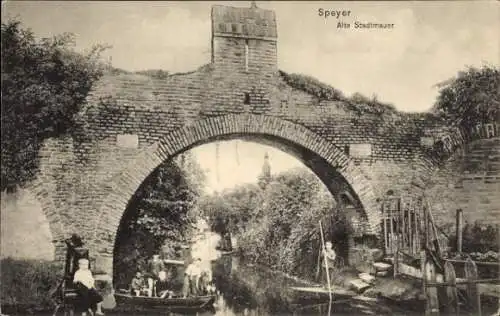 Ak Speyer am Rhein, Alte Stadtmauer, Wasserweg, Boote, Bäume, Gebäude im Hintergrund